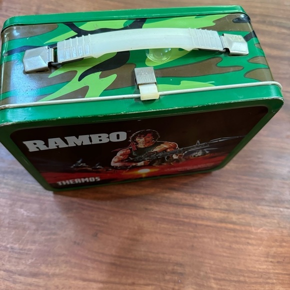 1985 TM Anabasis Investments Vintage Rambo Metal Lunch Box Sylvester Stallone - Picture 3 of 12